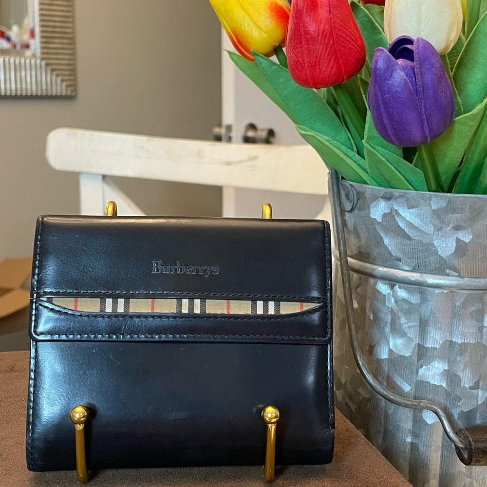Burberry compact wallet in smooth black leather